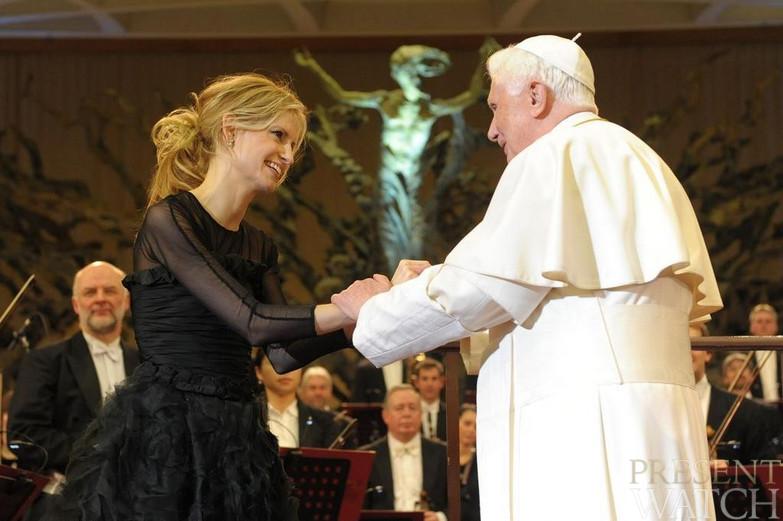 Inma Shara and His Holiness Pope Benedict XVI